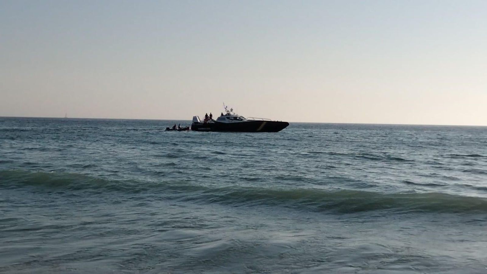 La Guardia Civil observa desde el agua la huída en la arena