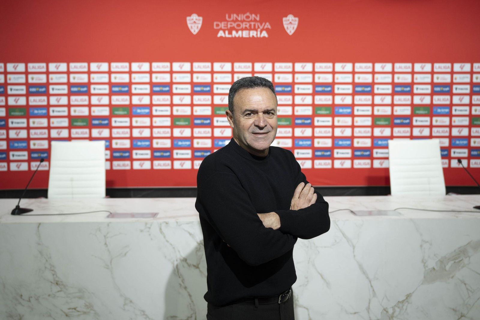 José María Salmerón posa delante de la mesa de conferenciantes de la sala de prensa del Estadio.
