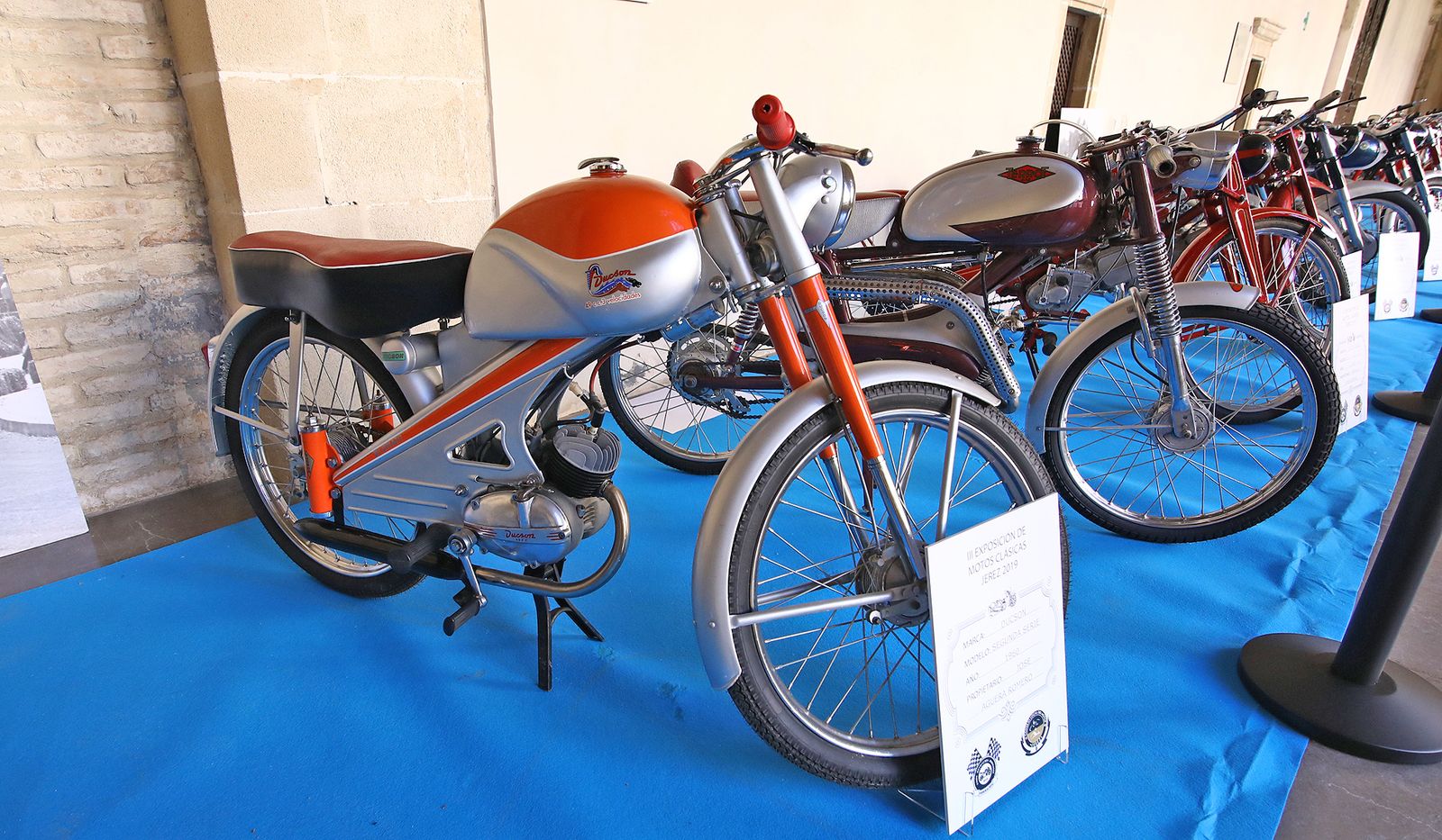 Imágenes de la ' Exposición de Motos Clásicas' en los Claustros