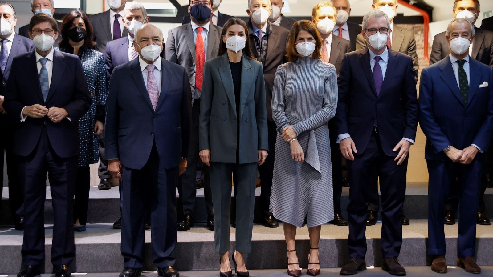 La reina Letizia  posa junto al presidente del patronato de la Fundación de Ayuda contra la Drogadicción (FAD), Ignacio Bayón, y a los vocales José Ignacio Goirigolzarri y Pablo Isla, entre otros, durante la reunión de trabajo con el patronato de la FAD.