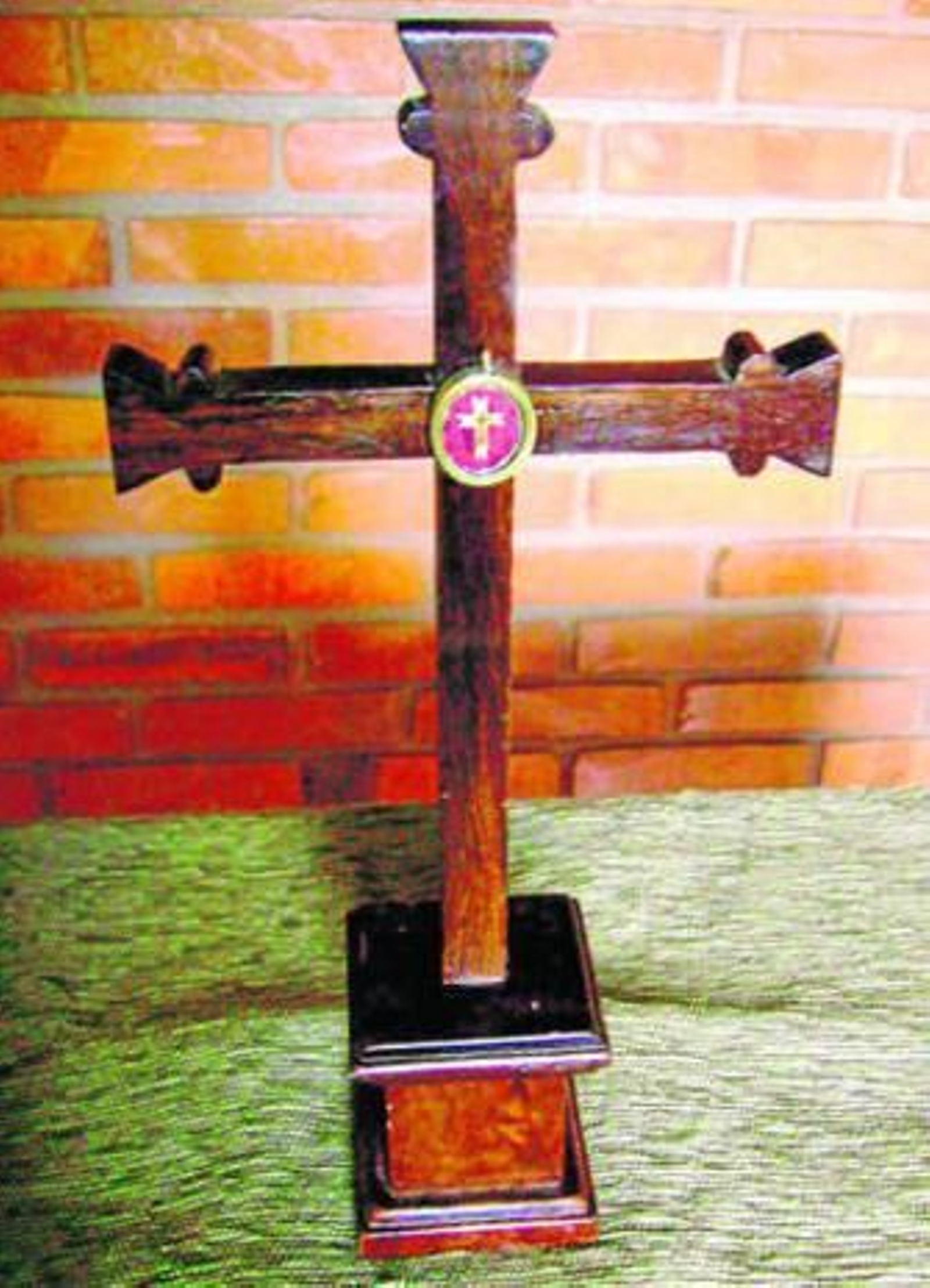Relicario con el Lignum Crucis llegado desde Brasil.