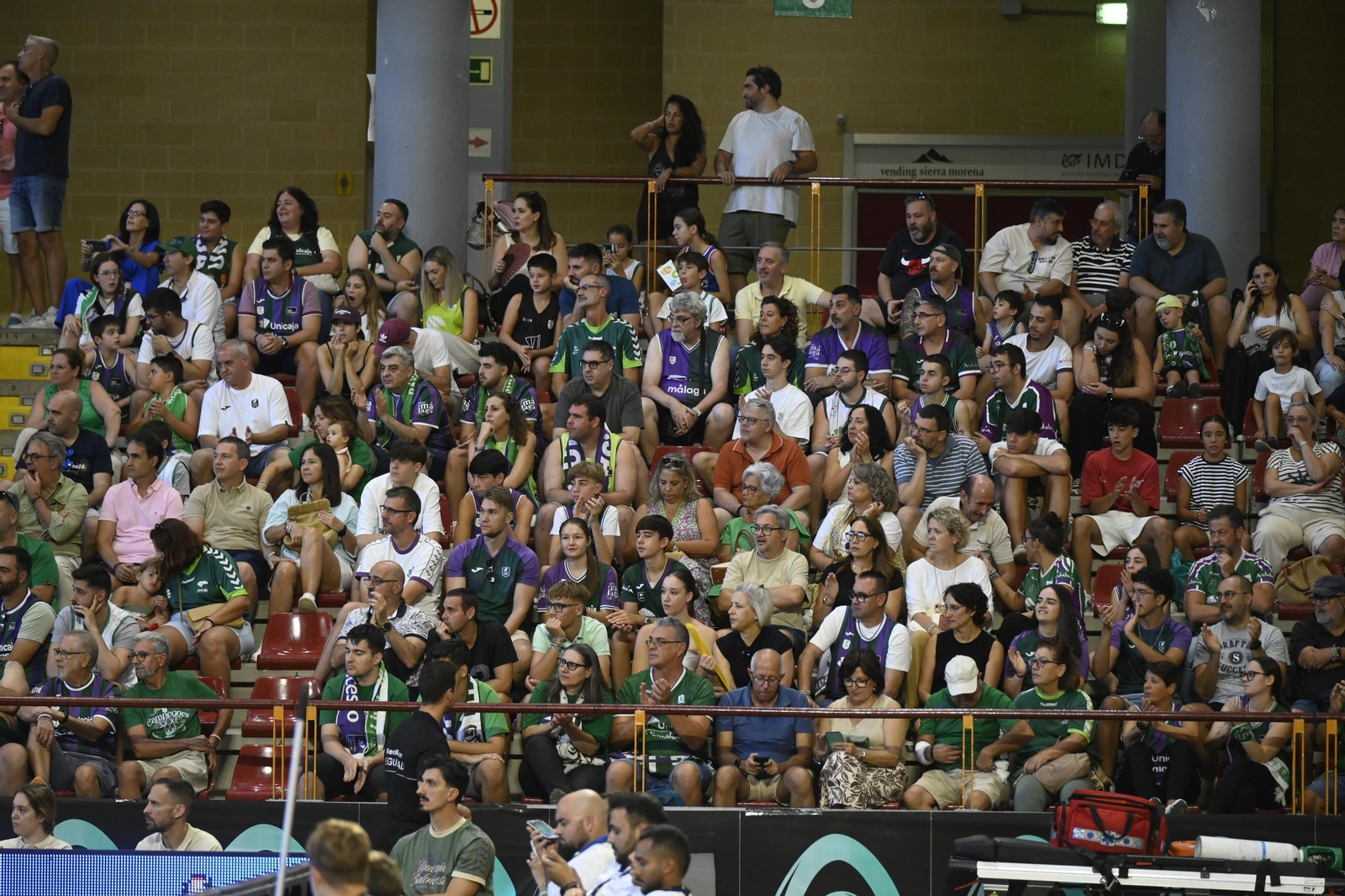Las mejores fotos del ambiente en Vista Alegre para el Unicaja - Covirán Granada de la Copa de Andalucía de baloncesto