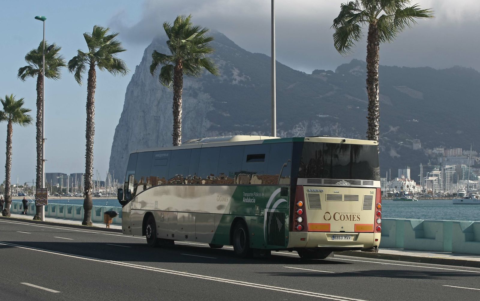 Un autobús pasa frente a Gibraltar.