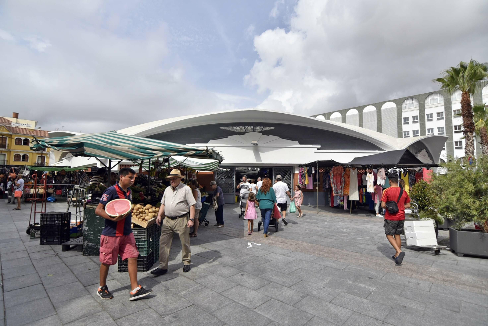 Una de las entradas del mercado Ingeniero Torroja
