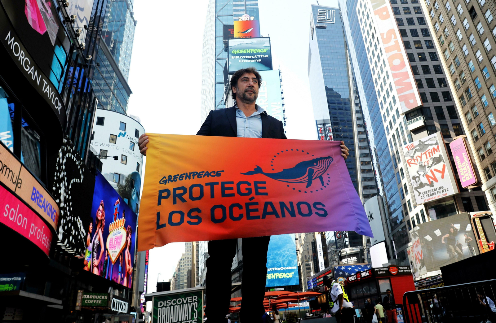 Javier Bardem, en NY, con una pancarta a favor de los océanos. Javier Bardem, en NY, con una pancarta a favor de los océanos.
