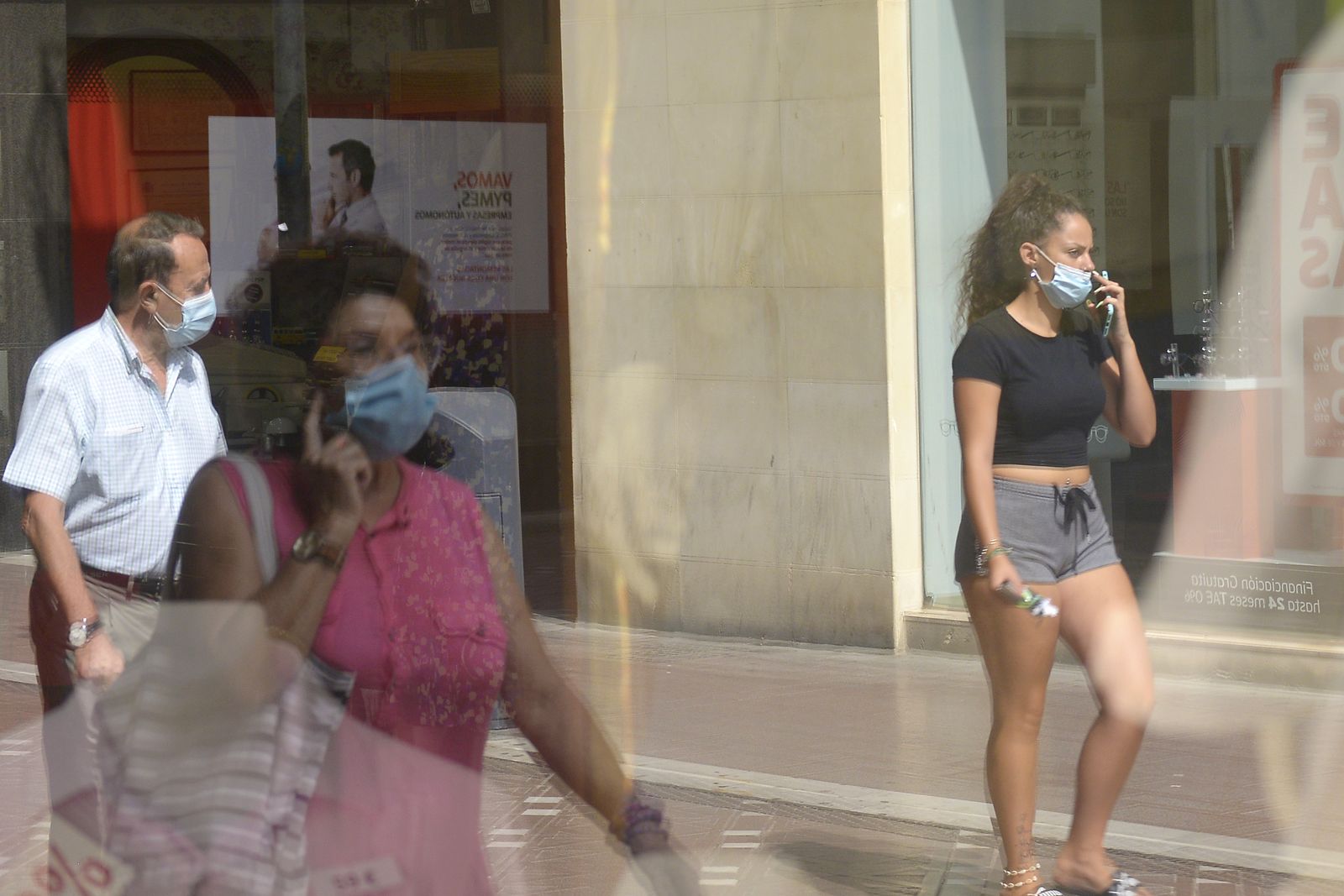 Imágenes del primer día de obligatoriedad de las mascarillas en La Linea.