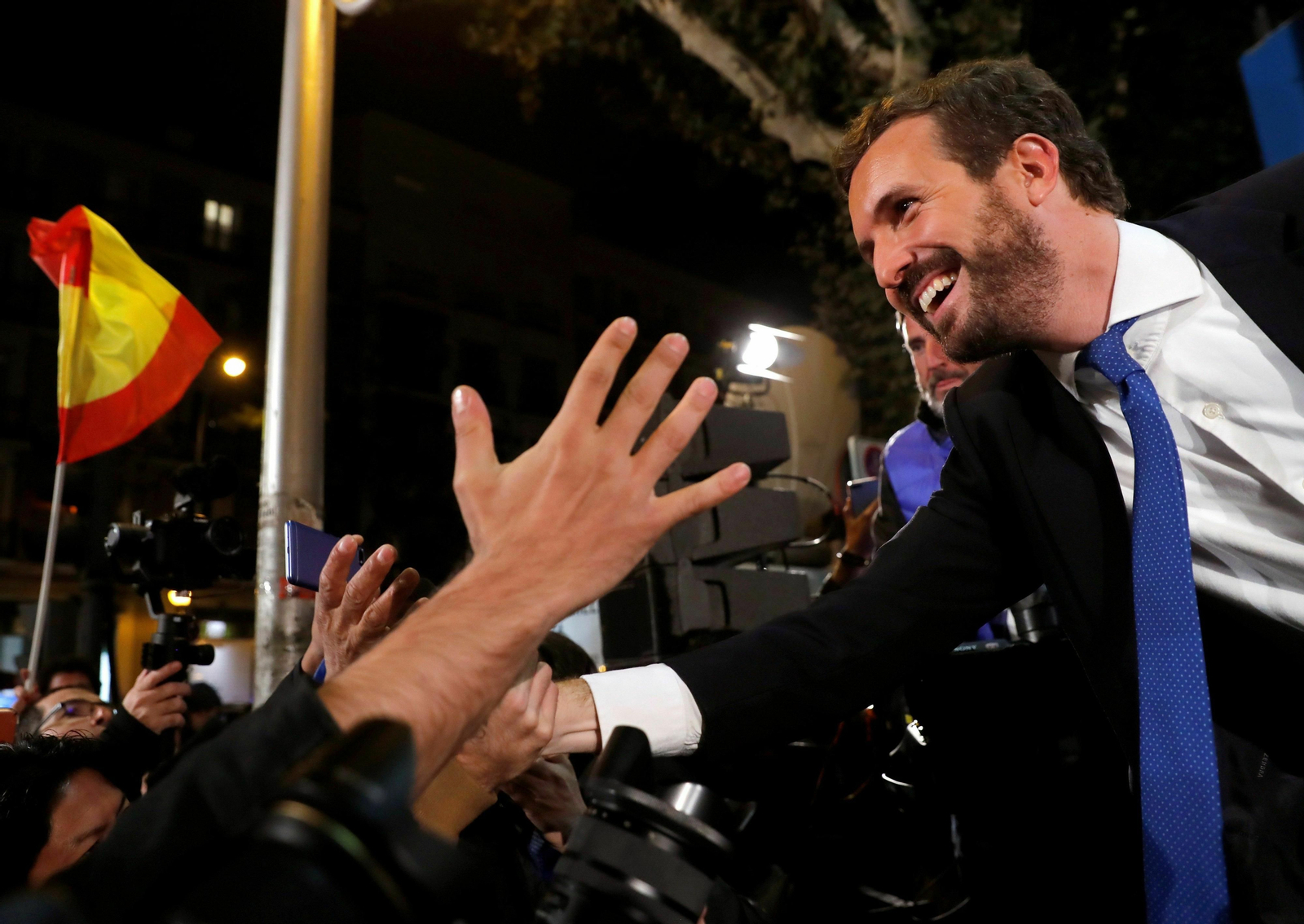 Pablo Casado saluda a la militancia anoche en Génova.