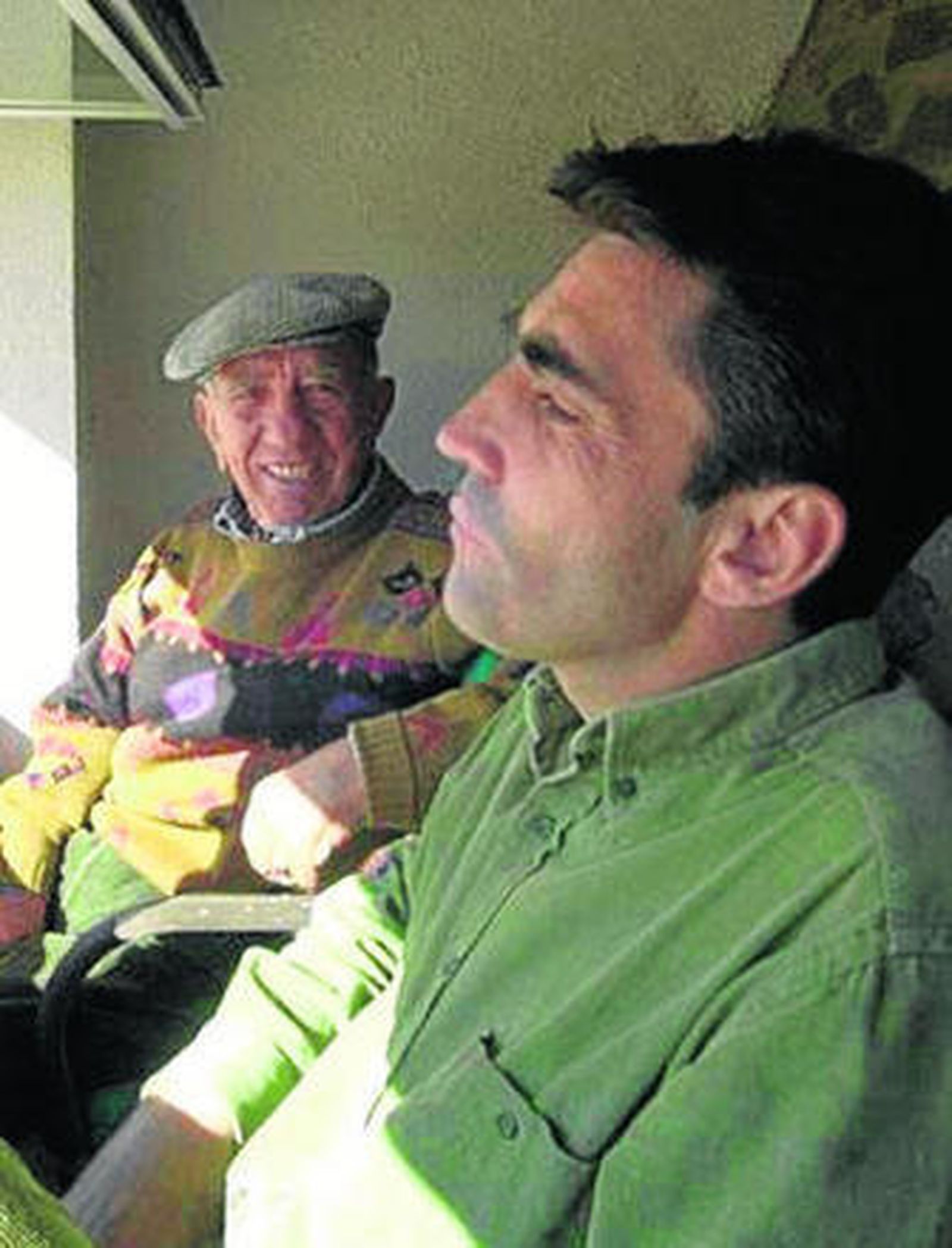 Victorino Martín García, en primer plano durante un tentadero, bajo la atenta mirada de su padre.