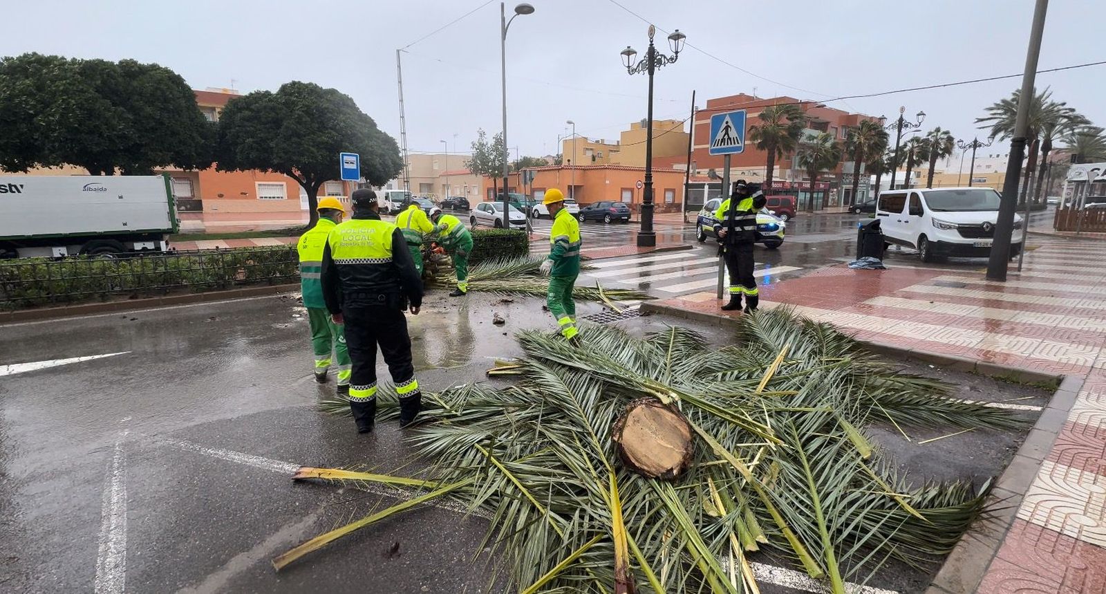 Las labores de los servicios de emergencia de Roquetas solventan los destrozos de la borrasca Kristin, en imágenes
