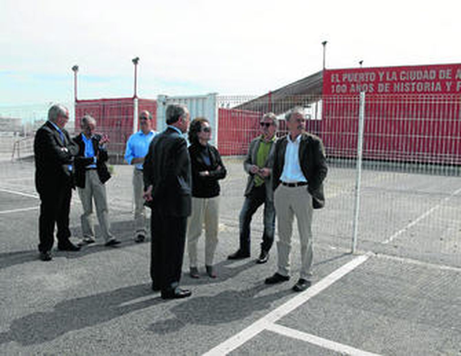 Imagen de la visita a los contenedores de la dársena del Saladillo que serán usados por Alcultura.