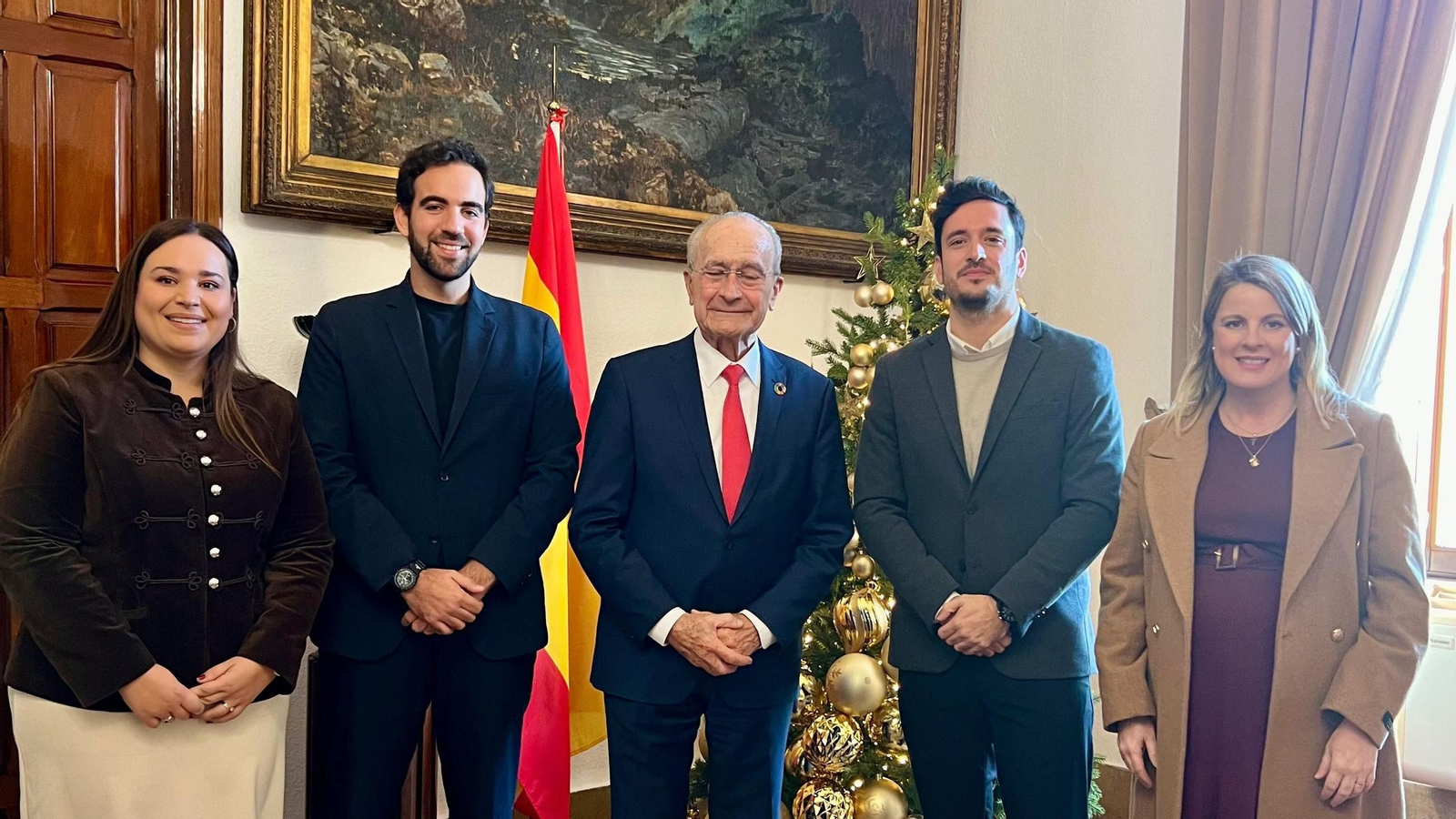 Representantes de la Asociación de Jóvenes Empresarios junto a Francisco de la Torre, alcalde de Málaga