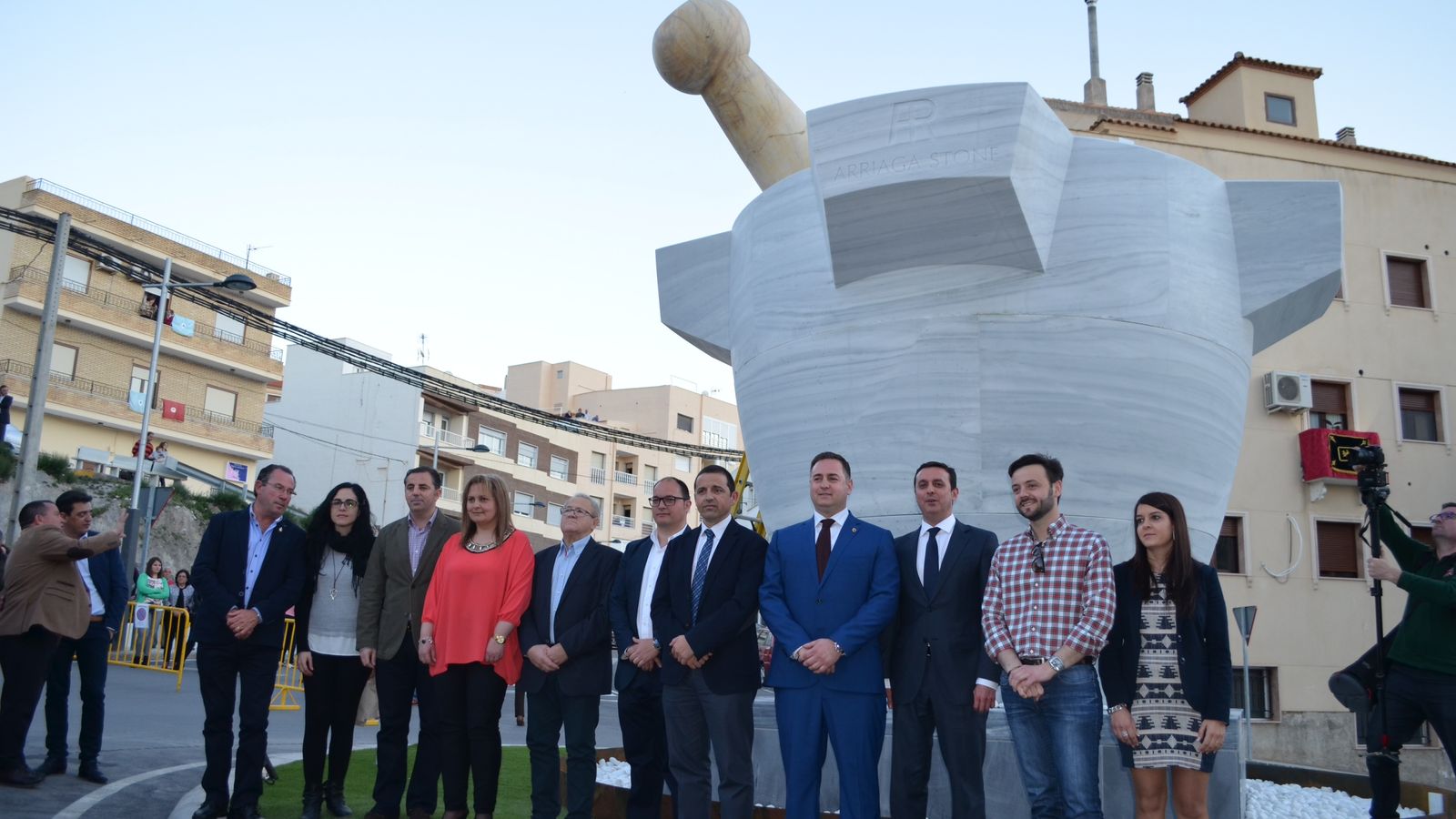 El mortero  más grande del mundo hecho con mármol en una rotonda de Macael.