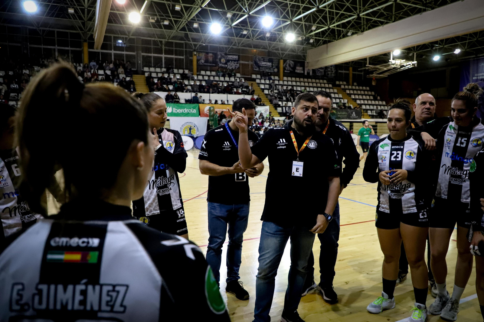Suso Gallardo da instrucciones a sus jugadoras.