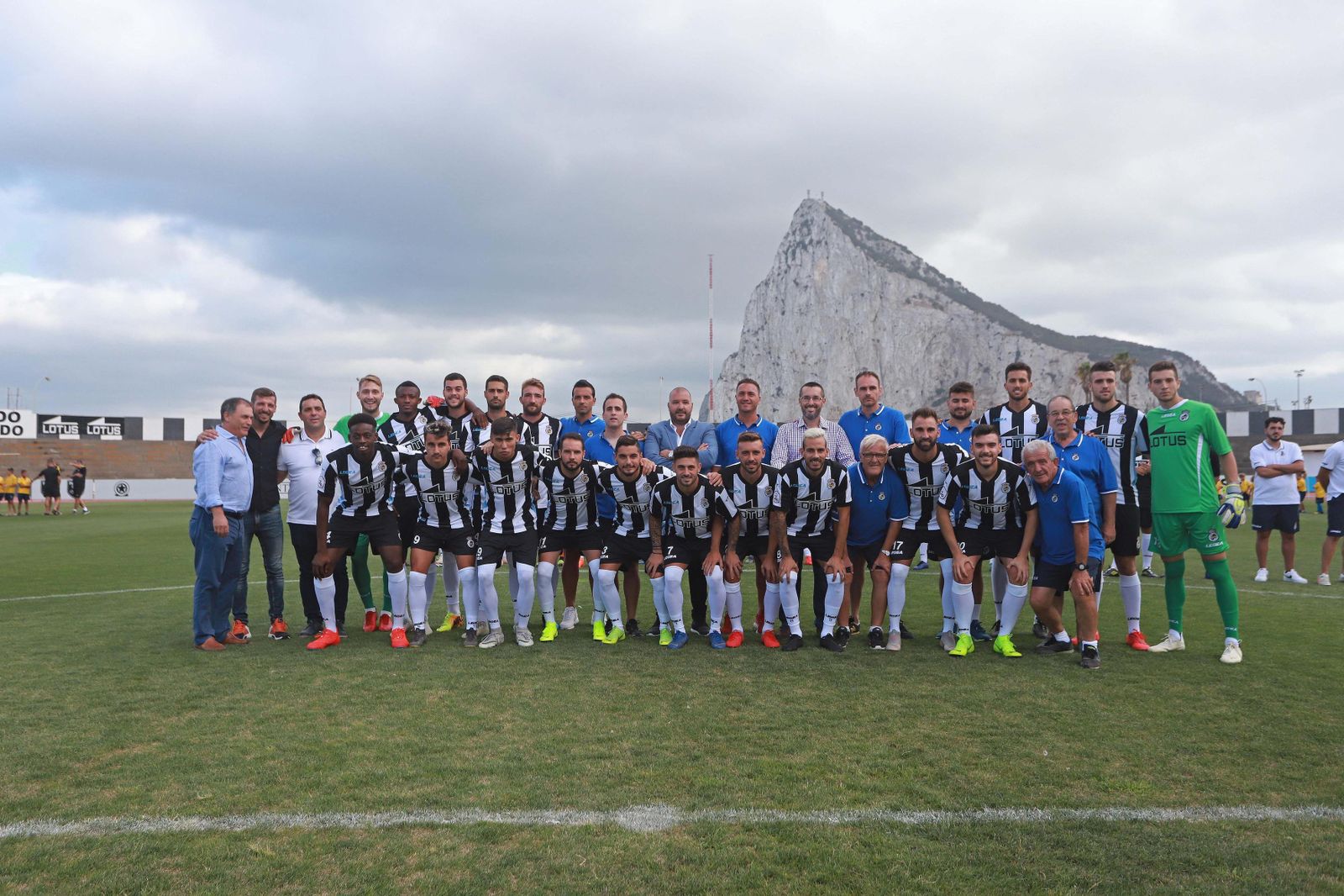 La plantilla de la Real Balompédica, en su presentación oficial