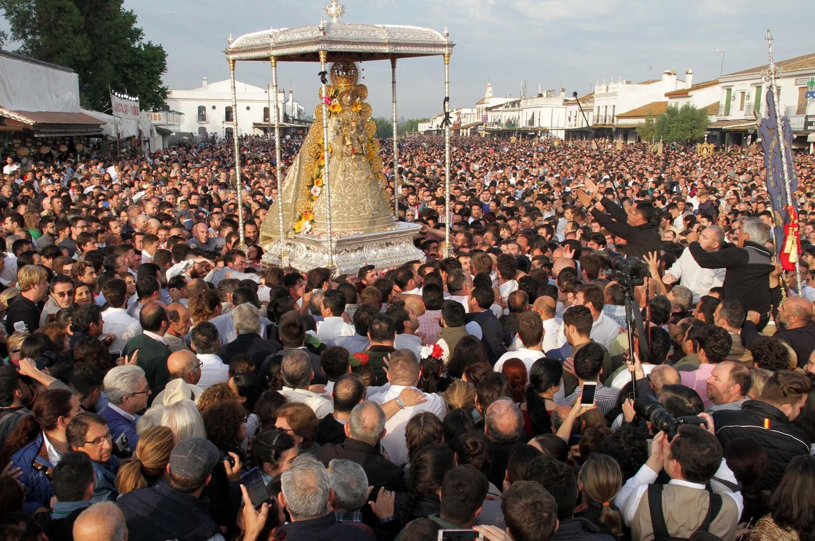 Las imágenes de la procesión de la Virgen del Rocío por la aldea en el Lunes de Pentecostés