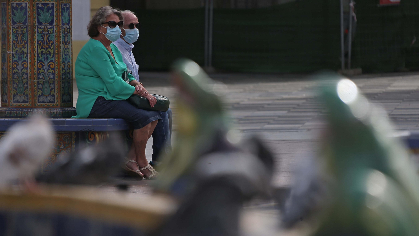 Una pareja con sus mascarillas en la Plaza Alta de Algeciras.