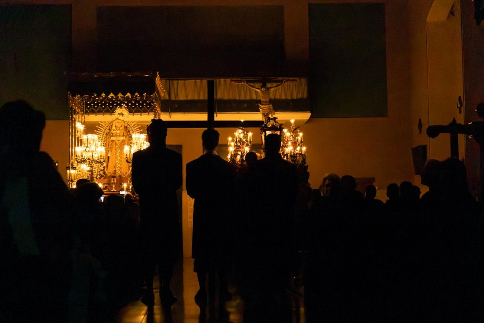 La temida lluvia impide el desarrollo normal de este Martes Santo