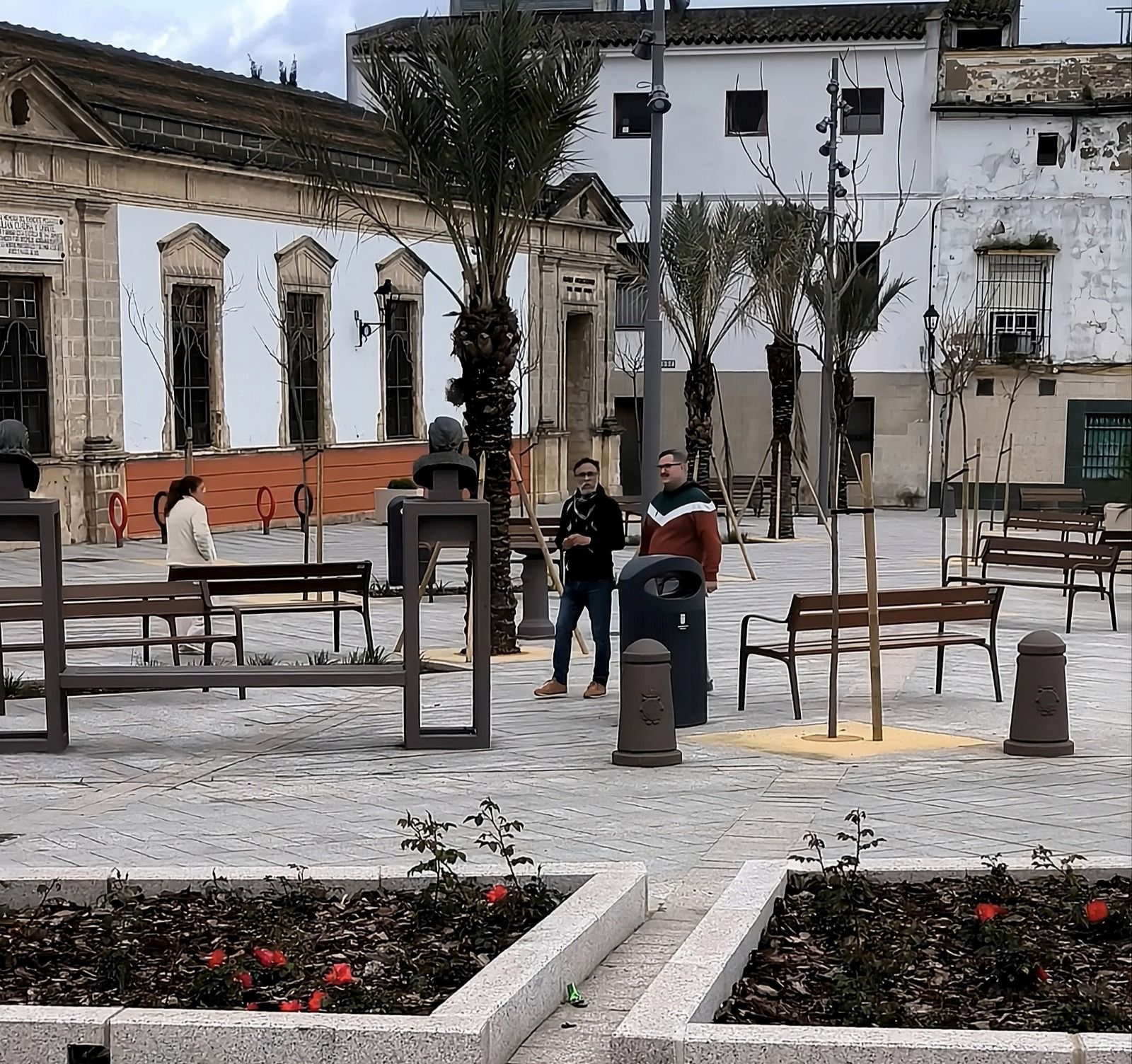 Carlos Fernández, portavoz de Adelante en Jerez, en la Plaza del Mercado.