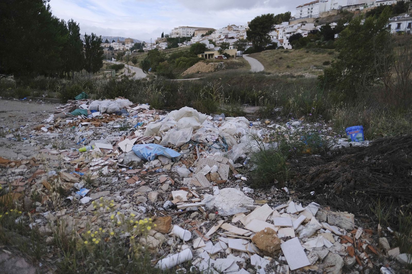 Escombrera ilegal situada entre las barriadas de la Cruz de San Jorge y Padre Jesús