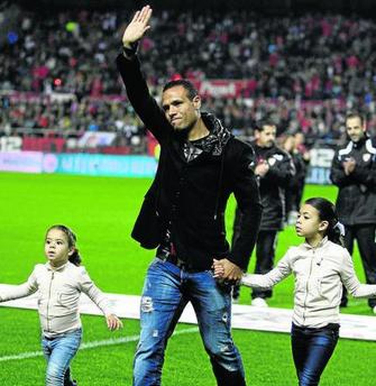Luis Fabiano recibe la ovación de la hinchada de Nervión acompañado de sus dos hijas.