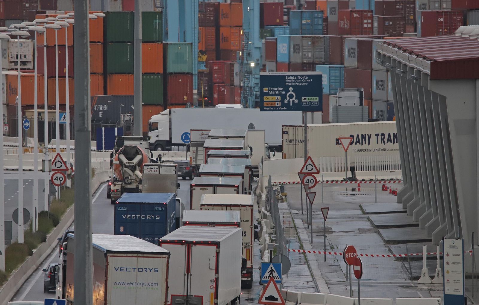 Fotos del cierre del acceso para camiones en el Puerto de Algeciras