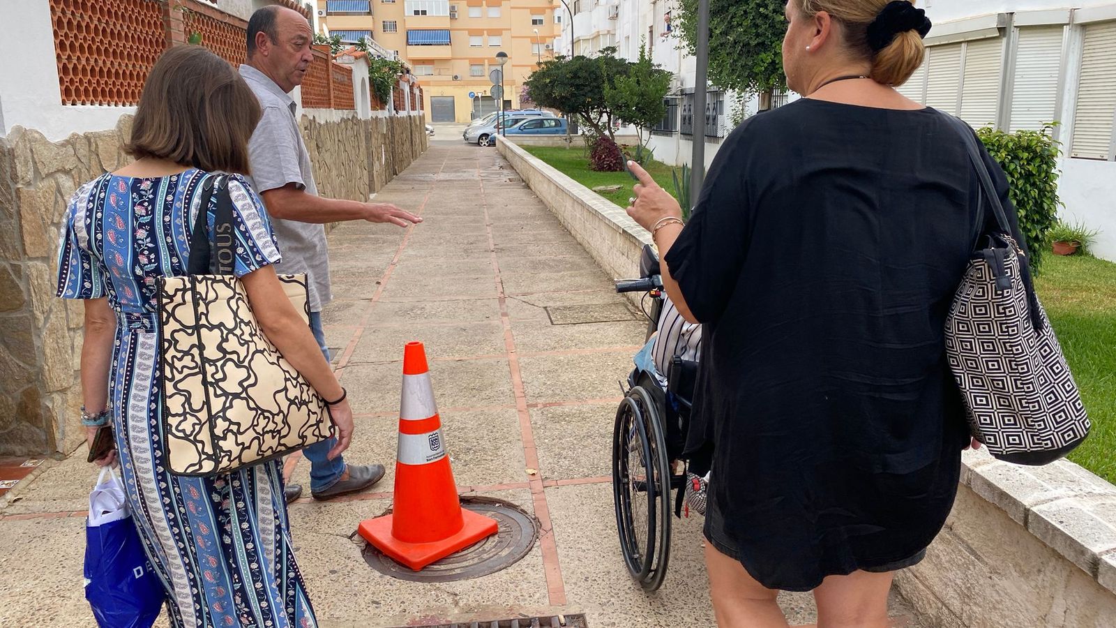De Alba, Roa y Del Río, recorren las calles de Las Acacias para conocer las demandas vecinales.