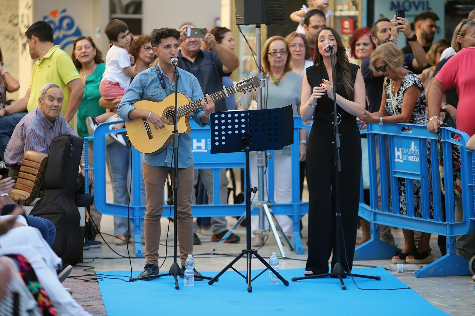 Imágenes de Huelva en blanco y azul, la noche del comercio