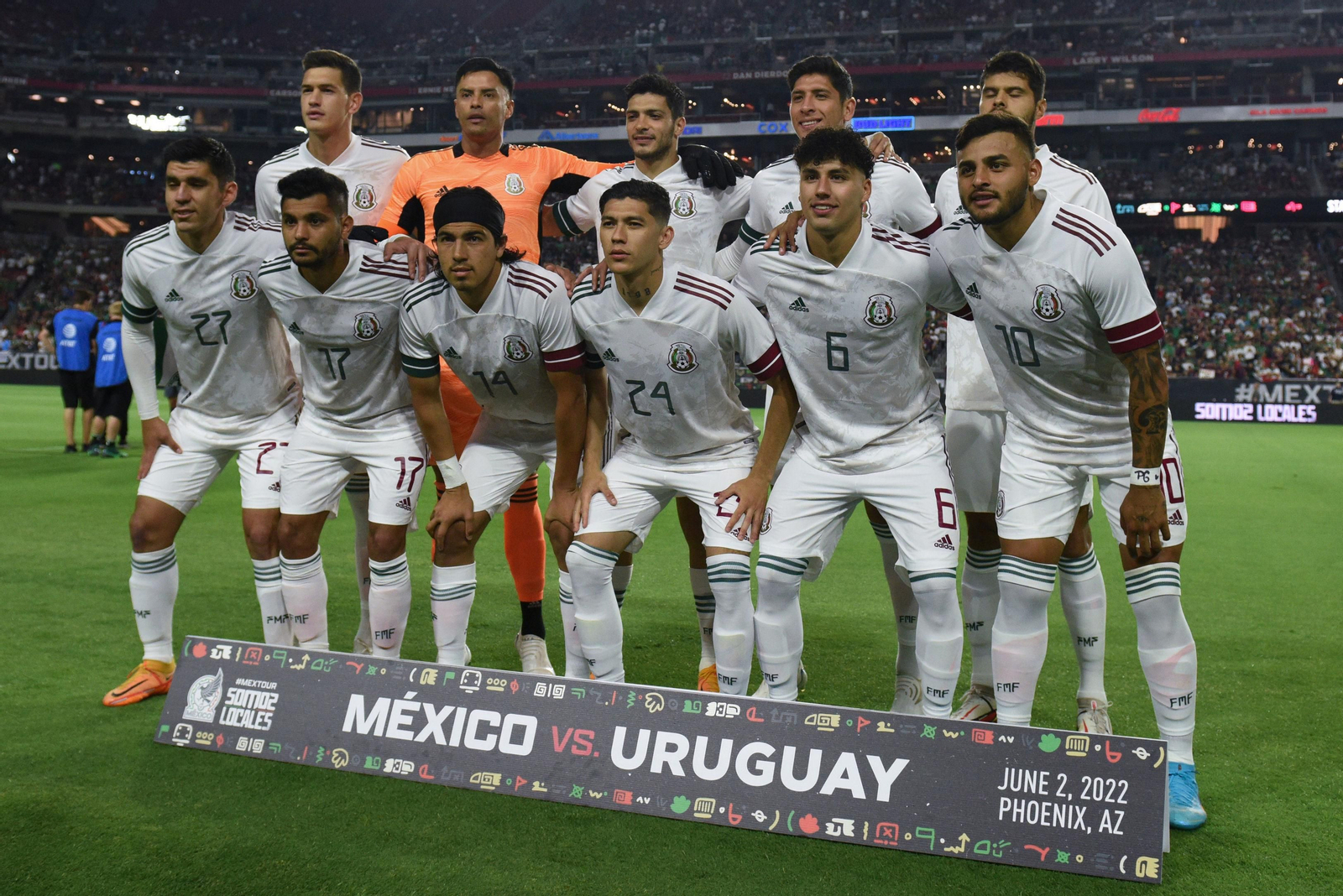 Formación de México en Arizona, con Tecatito abajo a la izquierda.