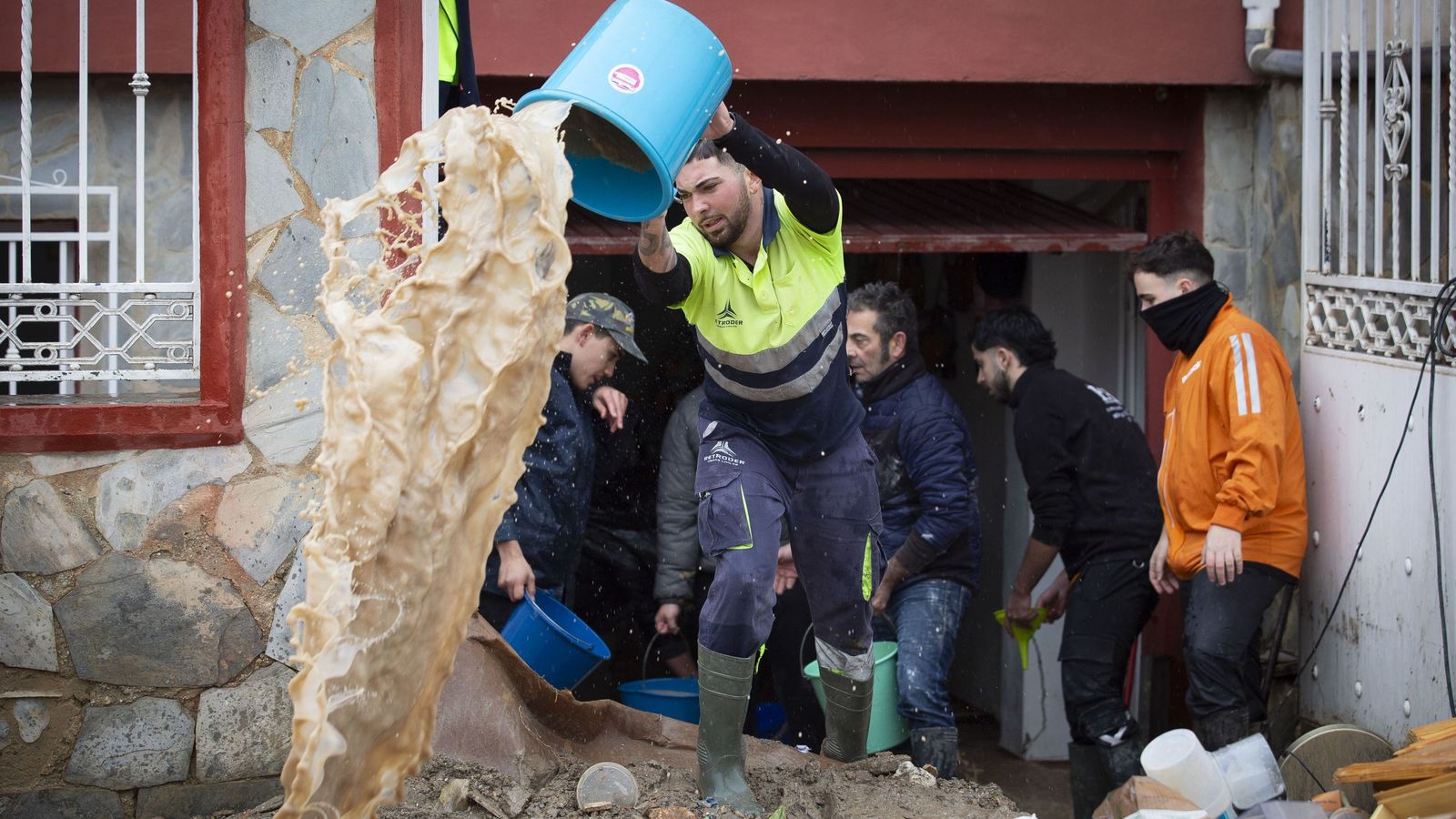 Voluntarios achicando agua de la casa de Rosario y Tomás el viernes