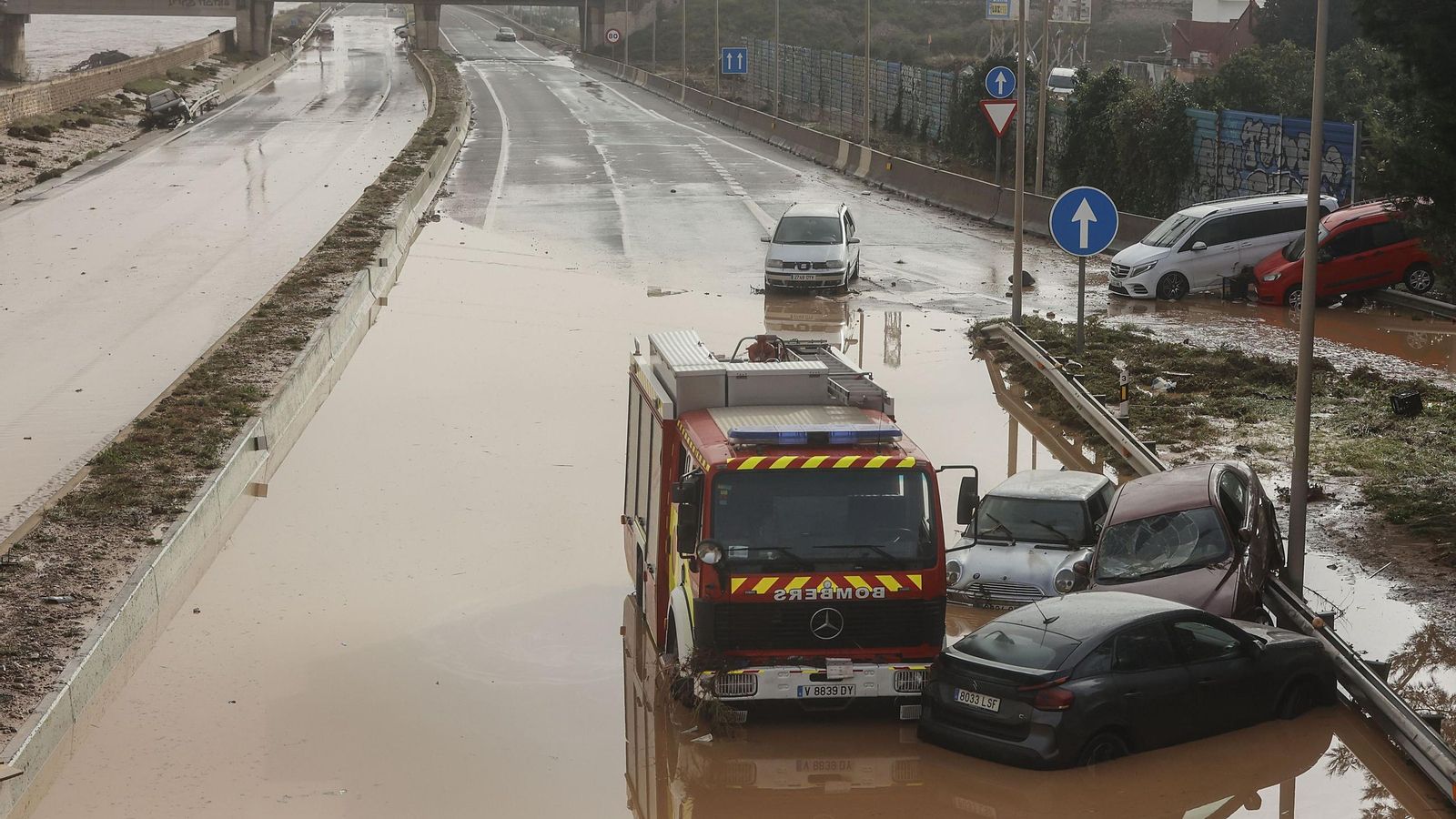Así han quedado las calles de Valencia: desolación, barro y coches amontonados