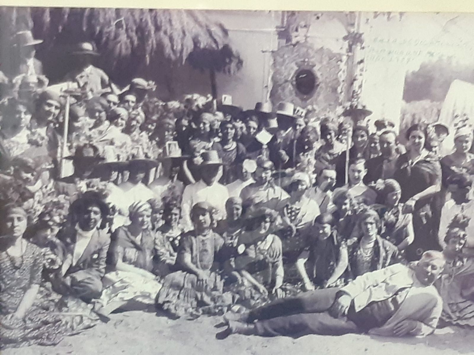 Se desconocen las auténticas causas que movieron en el siglo XVIII a los moguereños a abrazar la fe rociera y continuarla con solera hasta nuestros días.