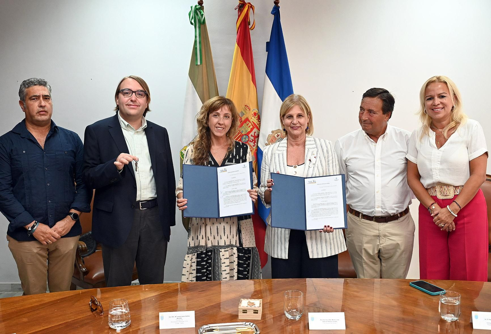 Un momento de la firma con la Asociación. Un momento de la firma con la Asociación.