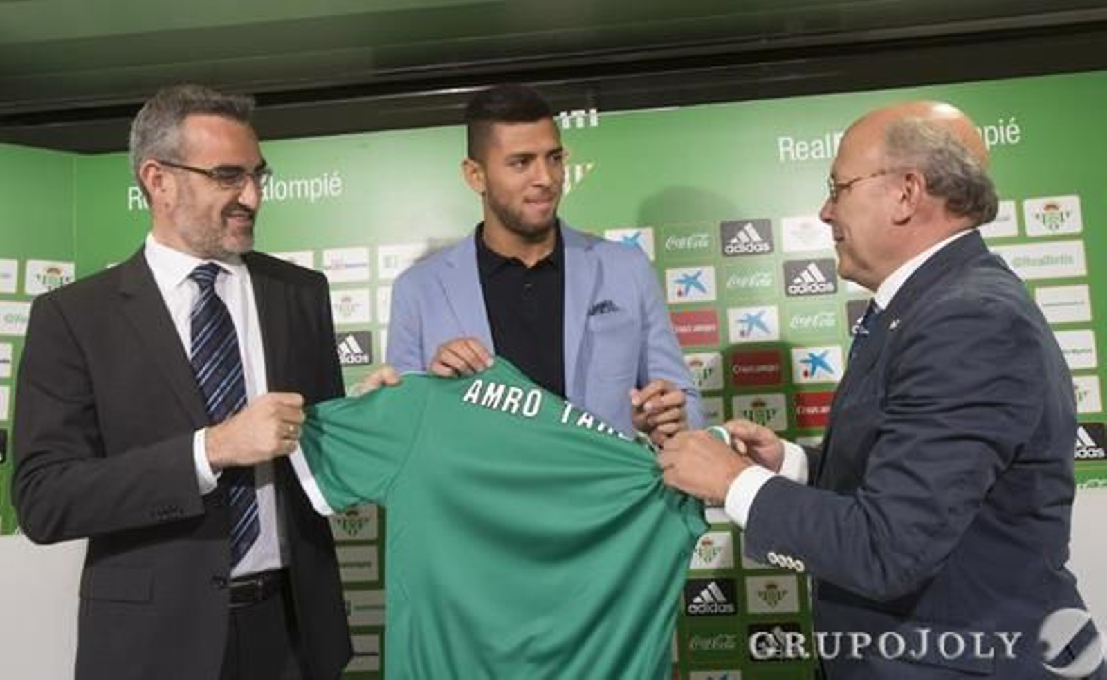 La imágenes de la presentación de Tarek como nuevo jugador del Betis

Foto: Antonio Pizarro
