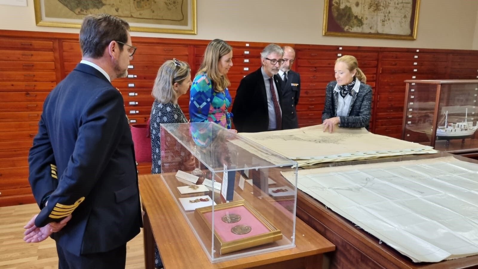 El rector Francisco Piniella durante su recorrido por la instalaciones del Instituto Hidrográfico.