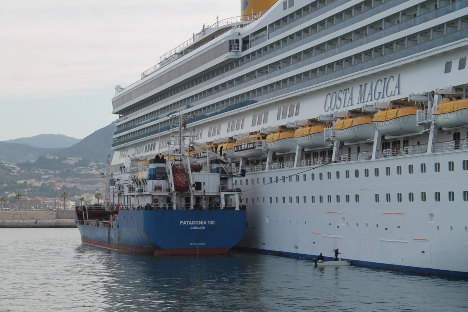 Buque de Costa Cruceros repostando combustible en el puerto. Buque de Costa Cruceros repostando combustible en el puerto.