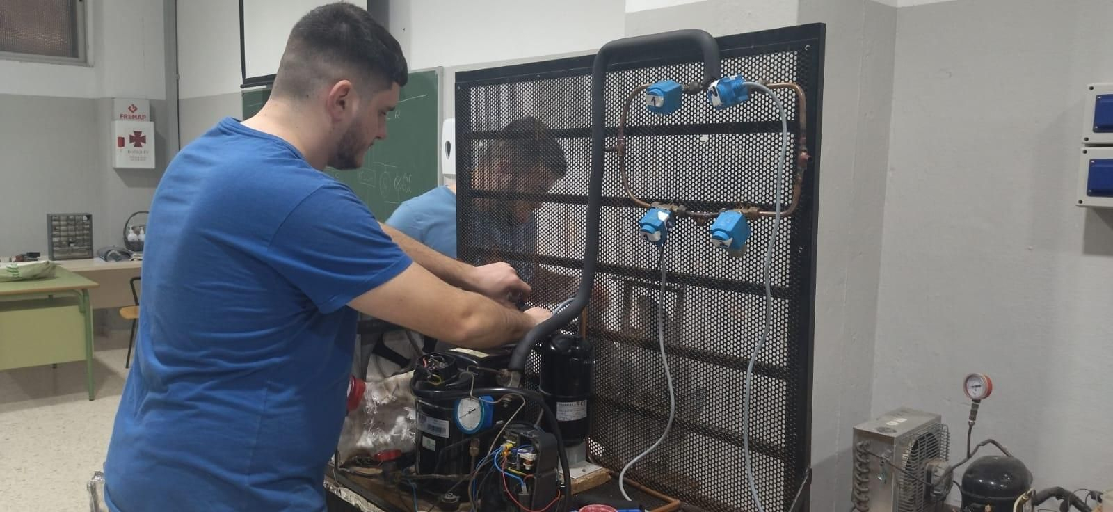 Alumnos en uno de los talleres de FP de Salesianos Cádiz