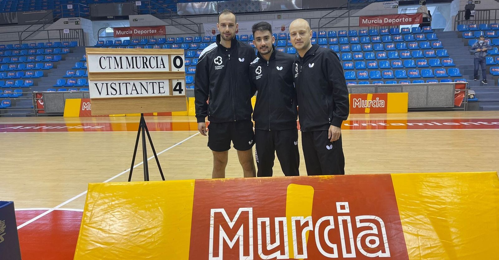 La tripleta del Cajasur Priego, en la pista murciana tras asegurar su triunfo.