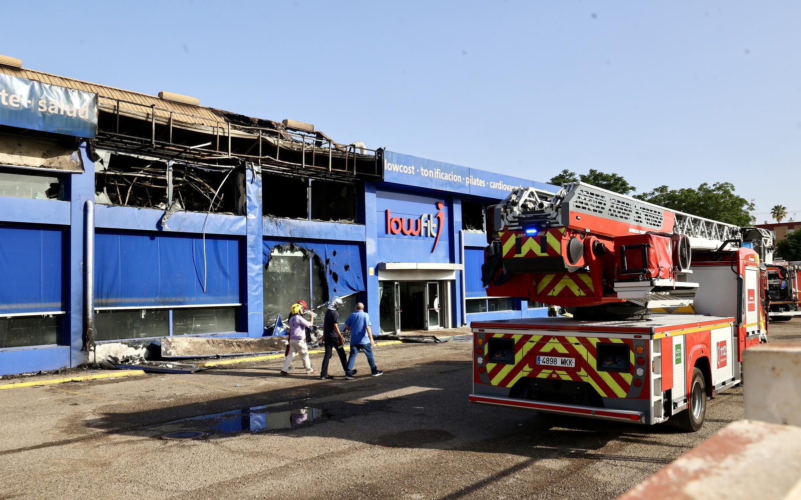 Incendio en el gimnasio Lowfit de Castilleja de la Cuesta