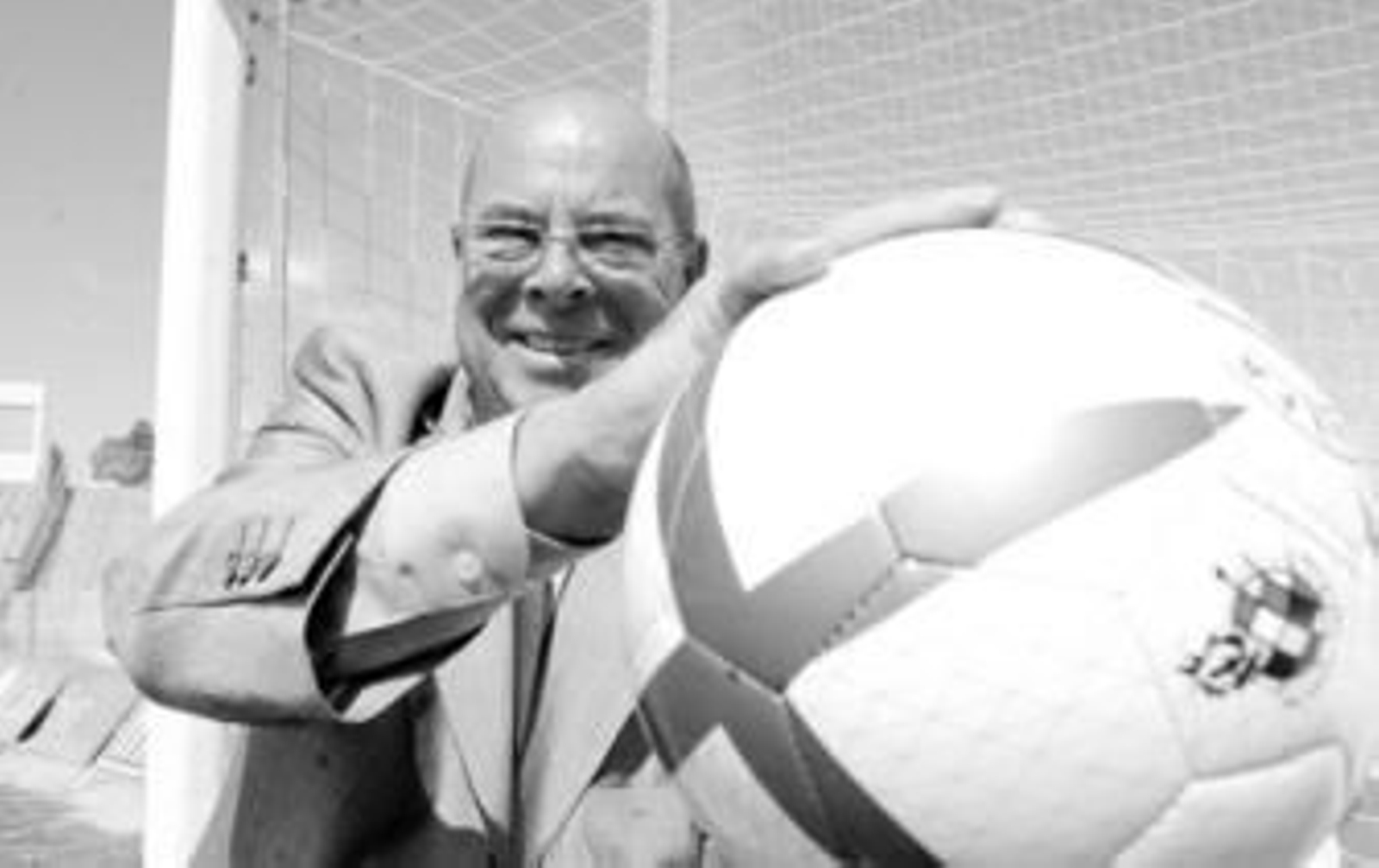 Miguel Reina, bajo una portería de El Arcángel.