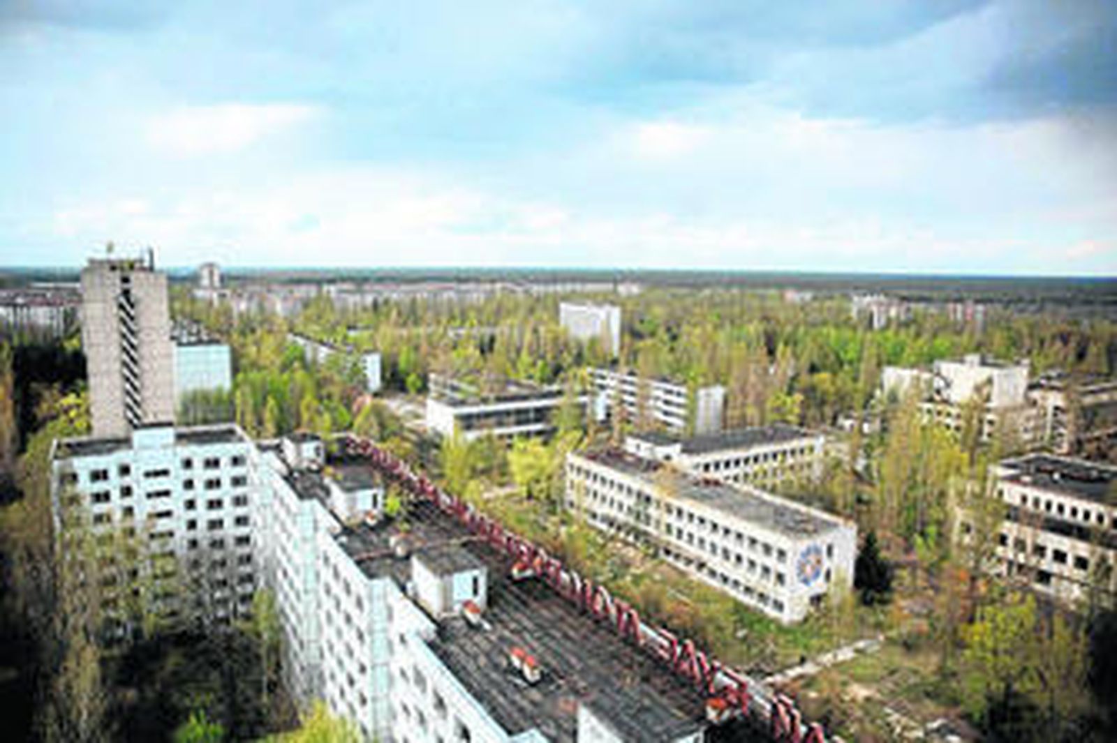 1. Vista general de la desértica ciudad de Pripyat, cerca de la centra nuclear de Chernobyl, en la actualidad. 2. Veronika Melnikava, junto a su madre rusa en uno de los patios de la capital cordobesa 3. Vista de una antigua guardería abandonada en localidad de Pripyat, Ucrania, 2011. 4. Iván Románavich en su actual ciudad de residencia, Barcelona.