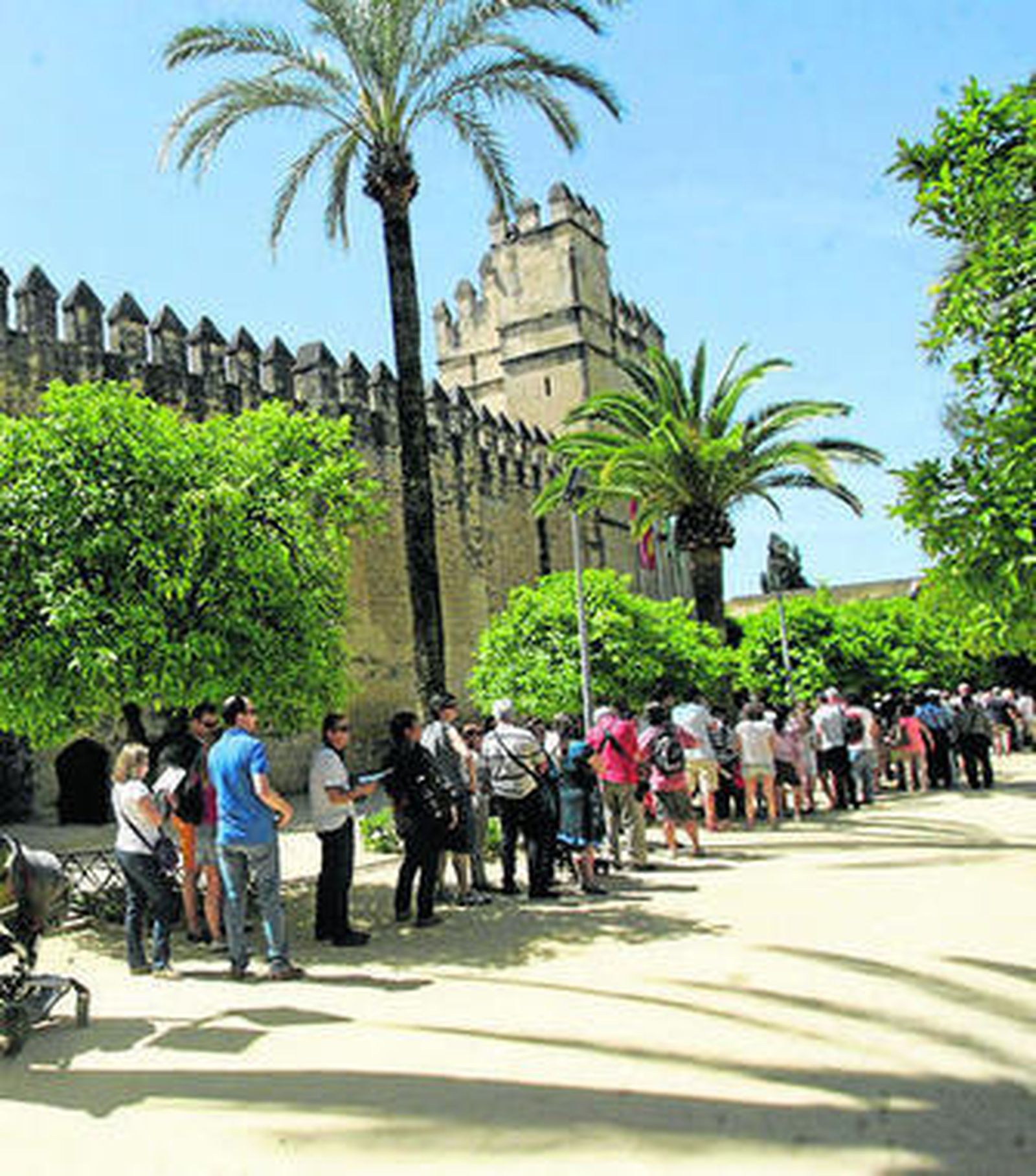 Una cola de turistas espera para entrar en el Alcázar.