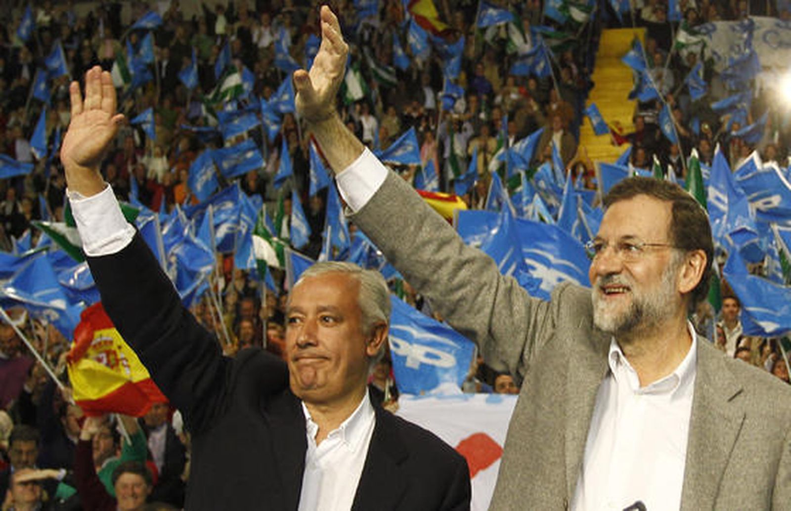 Mariano Rajoy ofrece un mitin en el palacio de deportes de Sevilla, con la presencia de Javier Arenas, Juan ignacio Zoido y Cristobal Montoro, entre otros miembros del Partido Popular.

Foto: El mitin del Partido Popular en Sevilla, en im?nes