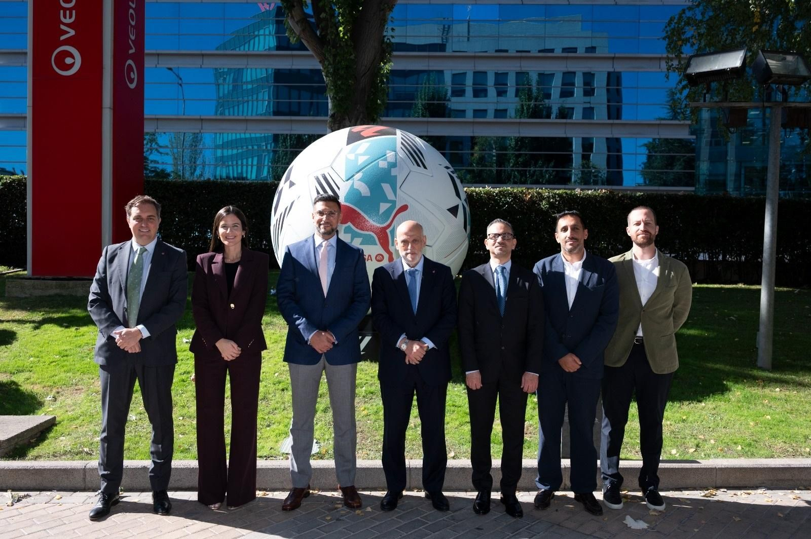 Abdulla Al Zain, en la firma del acuerdo con LaLiga, posa junto a Tebas, Mohamed Al Nusuf y Fasil Bin Jamil.