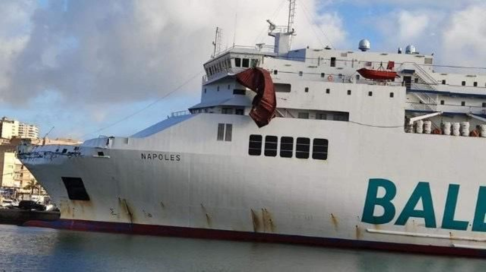 El 'Nápoles', con un contenedor colgando.