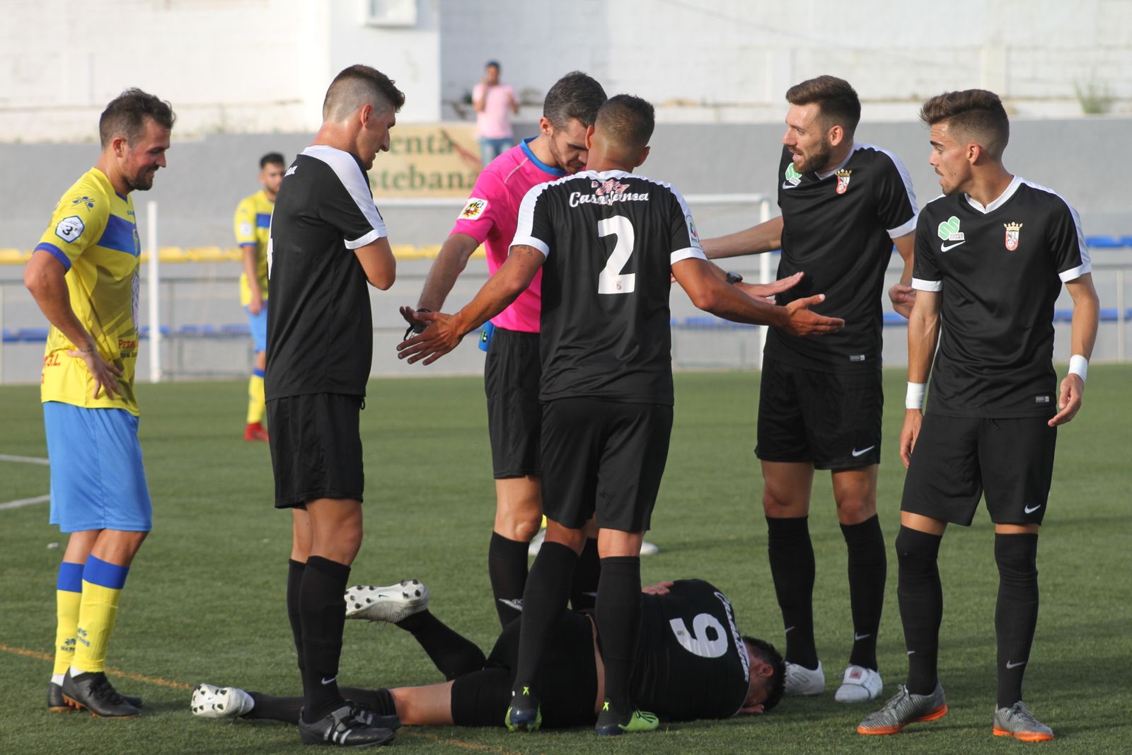 Álex Expósito, a la izquierda en el partido ante el Ceuta, es baja por lesión.
