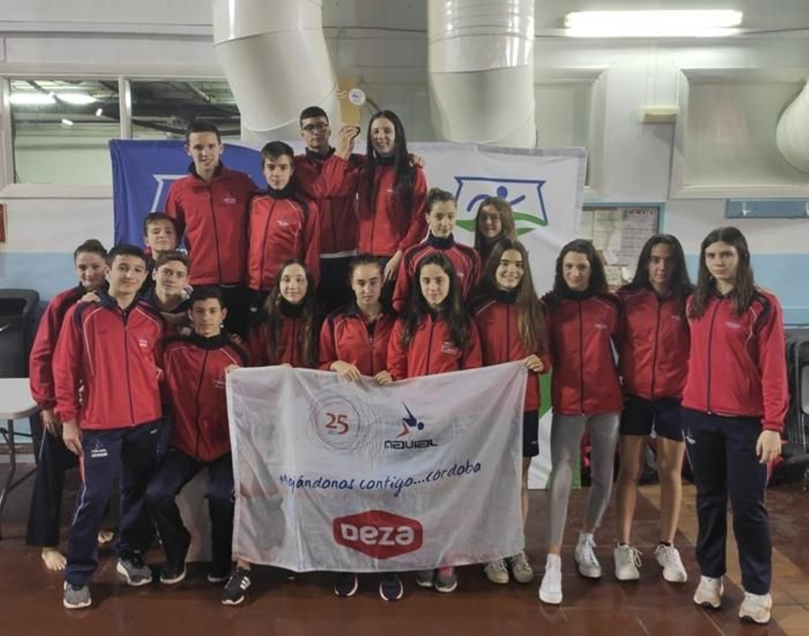 Los integrantes del Navial celebran su título autonómico conseguido en Mijas.