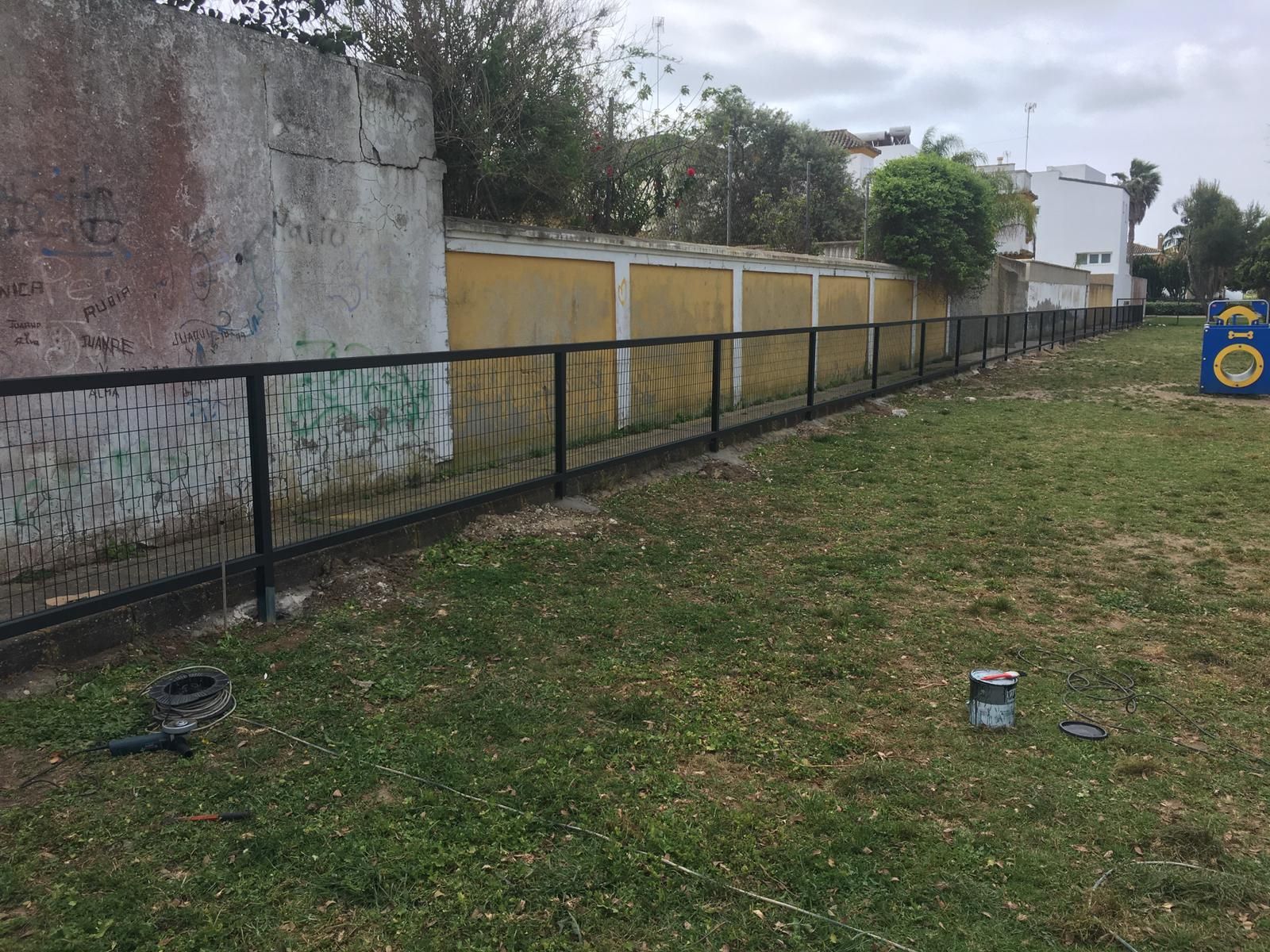 Cerramiento completado del parque canino de Villamaruja-La Noria.