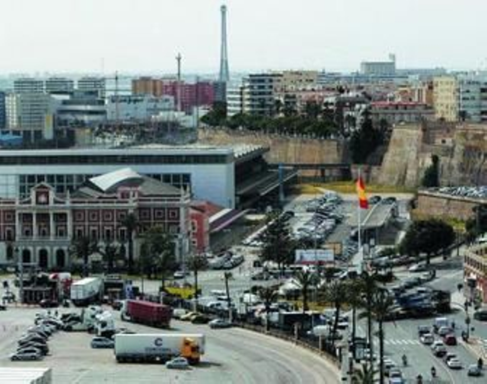 El complejo ferroviario tapado por el edificio de la Aduana, que será derribado.