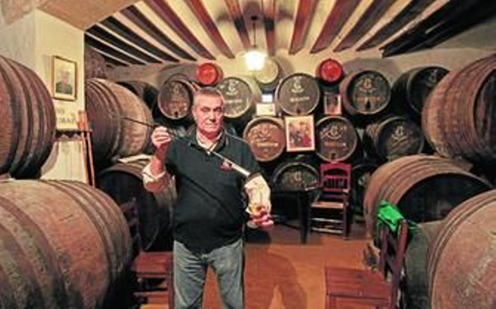 Manolo Obregón, en la mañana de ayer, en el interior de su bodega de El Puerto de Santa María.
