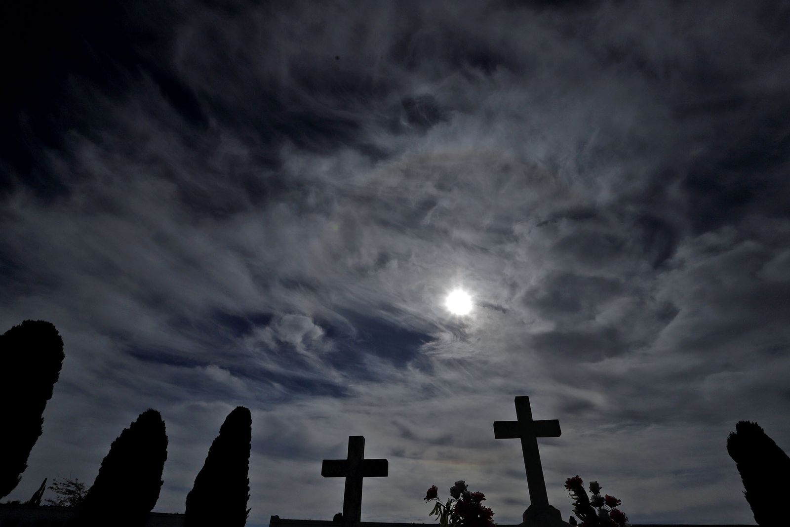 Imágenes de los preparativos en el cementerio de Huelva con motivo de la festividad de Todos los Santos